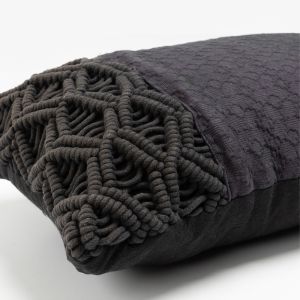AL MANO ΔΙΑΚΟΣΜΗΤΙΚΟ ΜΑΞΙΛΑΡΙ 45x45x5cm ΒΑΜΒΑΚΙ ΜΑΥΡΟ POLYESTER
