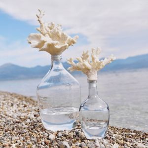 CORALLI ΜΠΟΥΚΑΛΑ ΜΕ ΚΑΠΑΚΙ 24x15x41cm ΓΥΑΛΙ ΔΙΑΦΑΝΟ ΜΠΕΖ POLYRESIN