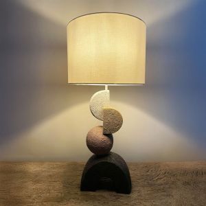 ZENSTONE B ΦΩΤΙΣΤΙΚΟ ΕΠΙΤΡΑΠΕΖΙΟ 30.5x30.5x63cm POLYRESIN ΠΟΛΥΧΡΩΜΟ ΥΦΑΣΜΑ ΛΕΥΚΟ