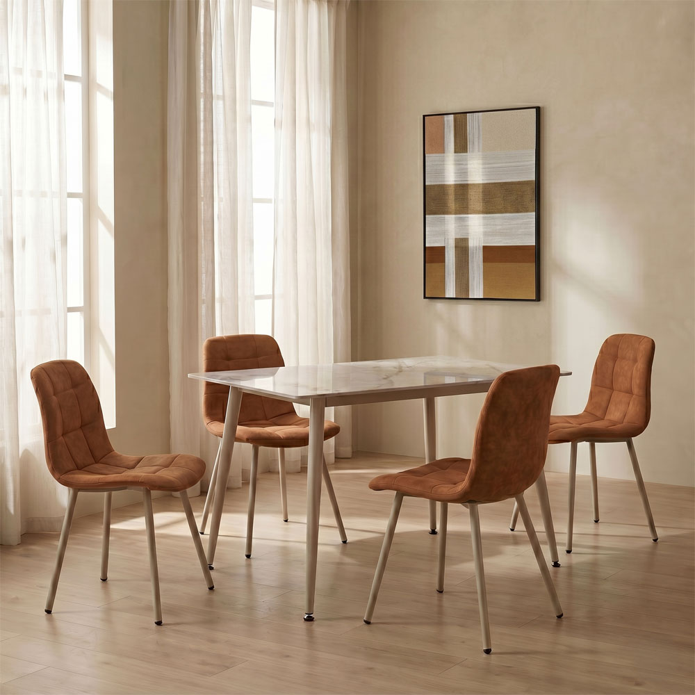Terracotta καρέκλες τραπεζαρίας γύρω από ανοιχτόχρωμο ορθογώνιο τραπέζι